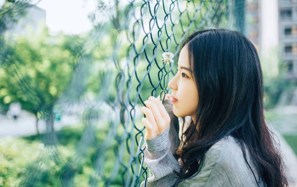 “进来吧。”吕布看了一眼地上的杯盏，摇了摇头，坐在自己的位子上向两女招了招手。